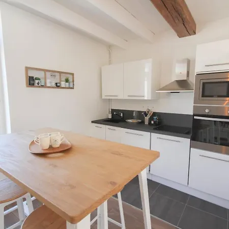 Vieux Lille: Bright, Functional Appartement